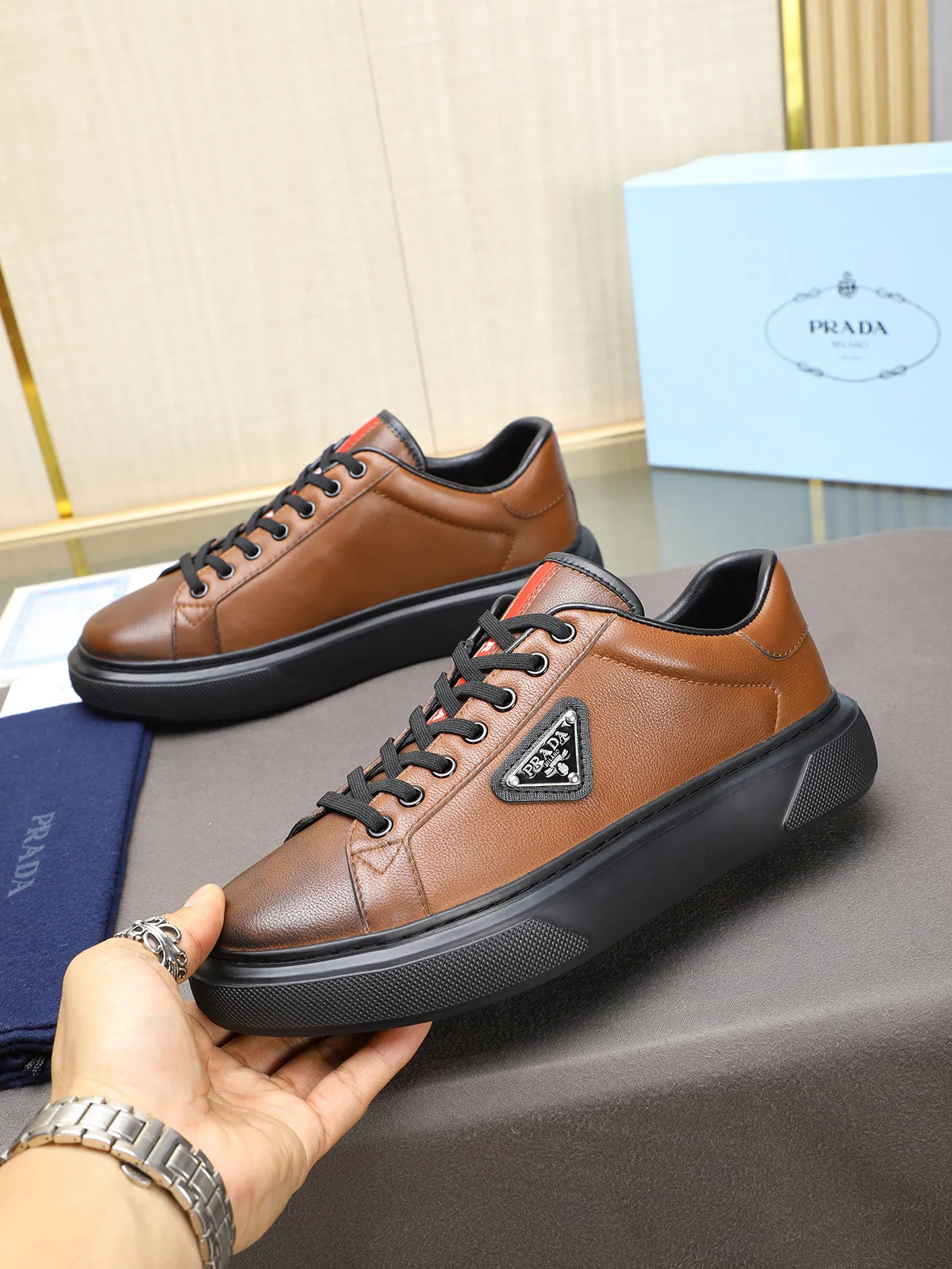 Men's shoes 💰460 Prada/Prada Men's new casual shoes, this upper is made of imported calfskin + sheep lining! The outside is decorated with the P family's classic metal triangle enamel logo, and the outsole is made of non-slip sports foam ultra-light outsole, which feels good on the feet and is a fashionable and fashionable item!  Size: 38-44 (45 customized)